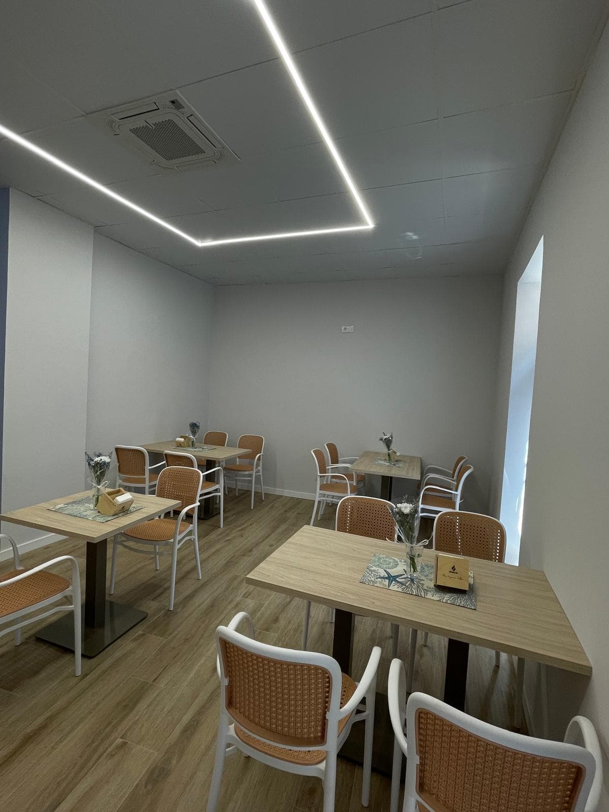 Sala interior principal de la cafetería La Cúpula en Paiporta