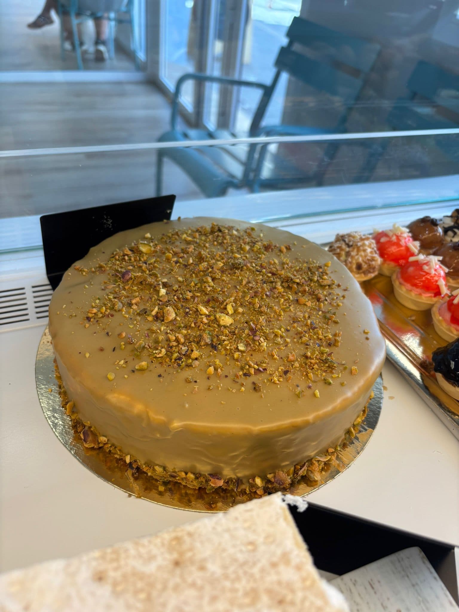Tarta de caramelo con pistachos elaborada en La Cúpula, Paiporta
