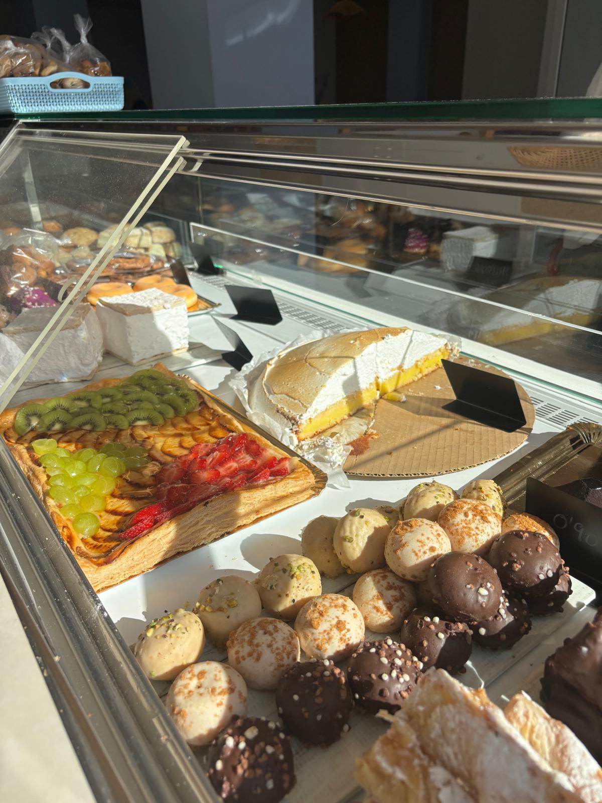 Vitrinas con postres y tartas — La Cúpula